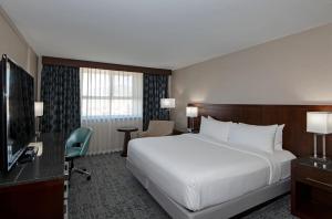 Posteľ alebo postele v izbe v ubytovaní DoubleTree by Hilton - Kamloops