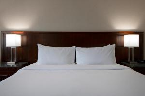 Posteľ alebo postele v izbe v ubytovaní DoubleTree by Hilton - Kamloops