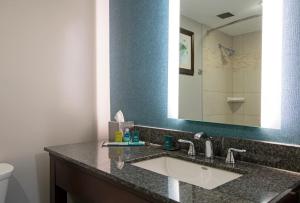Kúpeľňa v ubytovaní DoubleTree by Hilton - Kamloops