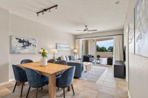 Posezení v ubytování Oceanfront condo with large patio, direct water access, pool, central AC, & W/D