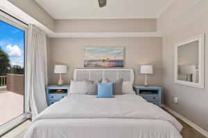 Postel nebo postele na pokoji v ubytování Oceanfront condo with large patio, direct water access, pool, central AC, & W/D + 32 fotografií