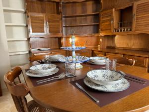 einen Esstisch mit Tellern und eine Kerze drauf in der Unterkunft Apartamento Buen Pastor con parking gratuito in Córdoba