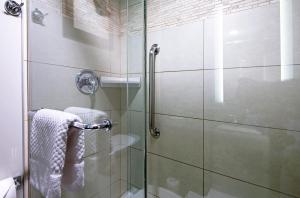 Kúpeľňa v ubytovaní DoubleTree by Hilton - Kamloops