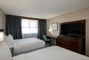 Televízia a/alebo spoločenská miestnosť v ubytovaní DoubleTree by Hilton - Kamloops
