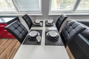 Uma área de estar em Silver One Apartments