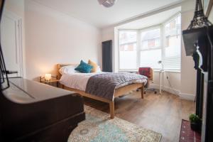 een slaapkamer met een bed, een bureau en een raam bij Boursault Rose *4 Bed *WiFi *Canterbury in Canterbury