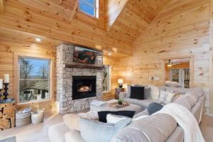a living room with a fireplace in a log cabin at Fairway Lodge On One in Beech Mountain