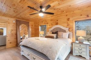 ビーチ・マウンテンにあるFairway Lodge On Oneのベッドと天井扇風機のある寝室