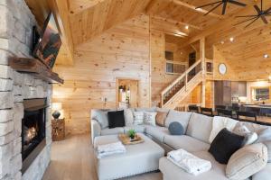 ビーチ・マウンテンにあるFairway Lodge On Oneのソファと暖炉のあるリビングルーム