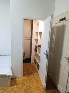 a bedroom with a door open to a closet at Wohnung in der nähe Wiener Stadthalle und Zentrum in Vienna