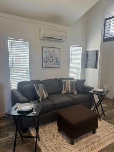 ein Wohnzimmer mit Sofa und Tisch in der Unterkunft Tiger's Trail RV Resort in Baton Rouge