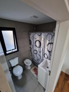 a small bathroom with a toilet and a sink at Departamento en MDP in Mar del Plata