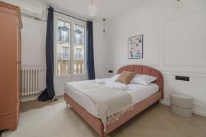 1 dormitorio con cama y ventana en Poetic Stay - Champs Elysees, en París