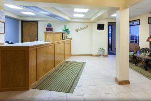 um lobby de um hospital com uma recepção em Days Inn by Wyndham Shawnee em Shawnee