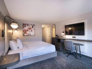 利弗莫尔DoubleTree by Hilton Livermore, CA的配有床、书桌和电视的酒店房间