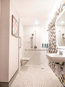 DoubleTree by Hilton Livermore, CA的一间浴室