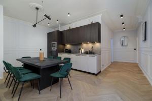 Virtuvė arba virtuvėlė apgyvendinimo įstaigoje Poetic Stay - Champs Elysees
