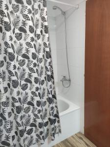 baño con cortina de ducha en blanco y negro en Cambacuá Congreso en Buenos Aires