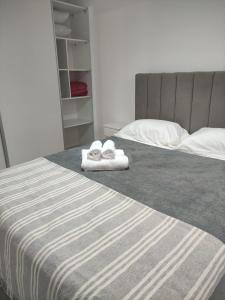 1 dormitorio con 2 camas y toallas en el suelo en Cambacuá Congreso en Buenos Aires