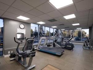 DoubleTree by Hilton Livermore, CA的健身中心和/或健身设施
