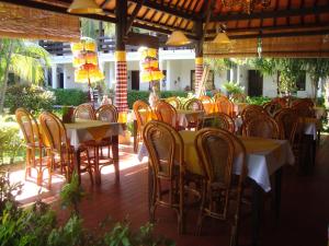 En restaurant eller et spisested på Palm Garden Hotel