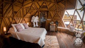 1 dormitorio con 1 cama en una habitación de madera en Greenlandomesa Zafiro, en La Honda