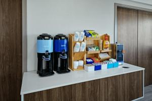 Příslušenství pro přípravu čaje a kávy v ubytování Holiday Inn Express Lewiston by IHG