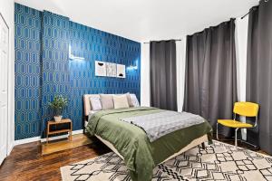 um quarto com uma cama e uma parede azul em Tranquil Haven Retreat em Detroit