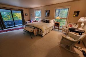Birchwood Lakeview في هاربور سبرينغز: غرفة نوم مع سرير وغرفة معيشة