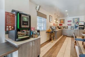 a restaurant with a cash register on a counter at Best Western Plus Riviera in Menlo Park