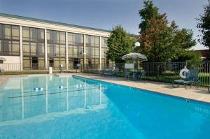 a swimming pool in front of a building at Pear Tree Inn Cape Girardeau Medical Center in Cape Girardeau