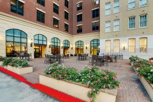 un patio de un edificio con mesas y flores en Drury Plaza Hotel New Orleans en Nueva Orleans