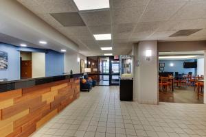 a lobby of a hospital with a bar and tables at Pear Tree Inn Cape Girardeau West in Cape Girardeau +19 photos