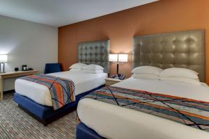 Habitación de hotel con 2 camas y 2 lámparas en Pear Tree Inn Cape Girardeau West en Cape Girardeau