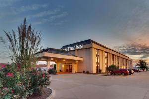 un hotel con un cartel en la parte delantera de un edificio en Pear Tree Inn Cape Girardeau West en Cape Girardeau