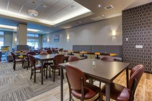 comedor con mesas y sillas en Drury Inn & Suites Cincinnati Northeast Mason en Mason