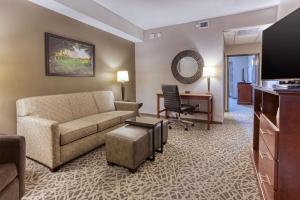 Drury Inn & Suites Cincinnati Northeast Mason في ماسون: غرفة معيشة مع أريكة ومكتب