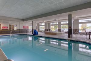 ein Pool mit blauem Wasser in einem Gebäude in der Unterkunft Drury Inn & Suites Cincinnati Northeast Mason in Mason