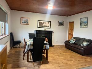 uma sala de estar com uma mesa e um sofá em Hillcrest House em Carrick on Shannon