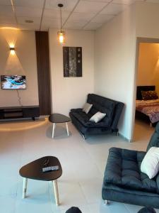 uma sala de estar com um sofá e uma cama em Appartement luve em Orã