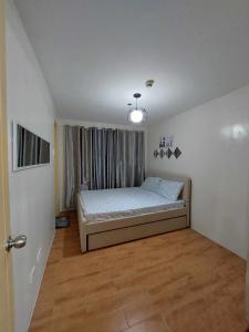 1 dormitorio con 1 cama en la esquina de una habitación en Seawind Condominiums Tower 1,3,4,5, en Davao City