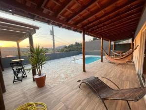 um pátio com uma rede de descanso e uma piscina em Chácara pôr do sol em Socorro