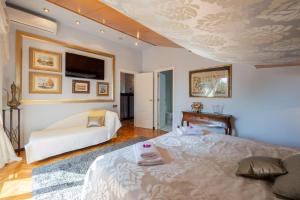 ein Schlafzimmer mit einem großen Bett und einem Tisch in der Unterkunft Casa Farré next Barcelona Center in Pallejá