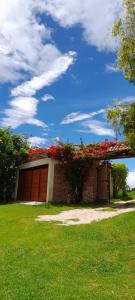 une maison avec des fleurs rouges en haut dans l'établissement Reserva de Santa Ines, à Tibasosa
