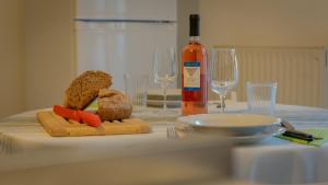 uma mesa com um prato de pão e taças de vinho em PICCI HOUSE em Noale