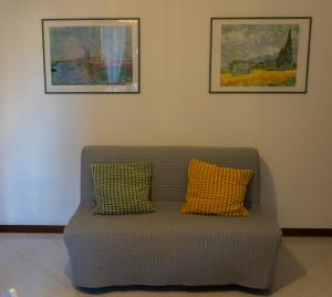 un sofá con 2 almohadas sentado en una habitación en PICCI HOUSE, en Noale