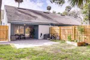 ein Haus mit einem Holzzaun und einer Terrasse in der Unterkunft Florida Retreat with Patio, Near Beaches and Boating! in Atlantic Beach