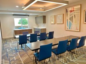 einen Konferenzraum mit einem Tisch und blauen Stühlen in der Unterkunft Holiday Inn Express & Suites Frazier Park, An IHG Hotel in Lebec