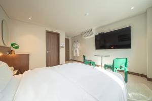 TV in/ali zabaviščno središče v nastanitvi TimeTerminal Hotel Daejeon 1st by Aank