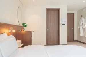 Postelja oz. postelje v sobi nastanitve TimeTerminal Hotel Daejeon 1st by Aank
